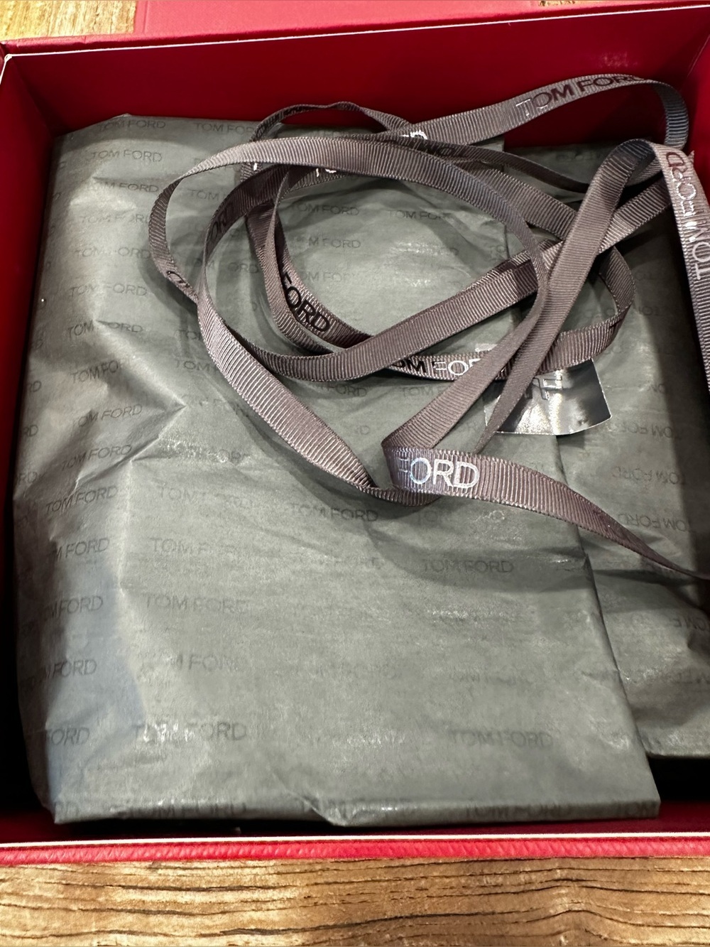 Tom Ford Red Heart-Embossed box - Picture 3 of 12